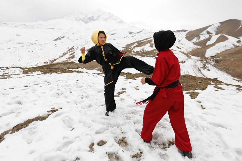 nhung co gai afghanistan luyen vo chong lai thanh kien