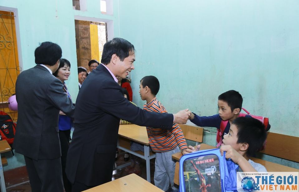 Bộ Ngoại giao trao quà cho trẻ em mồ côi, tàn tật ở Việt Trì