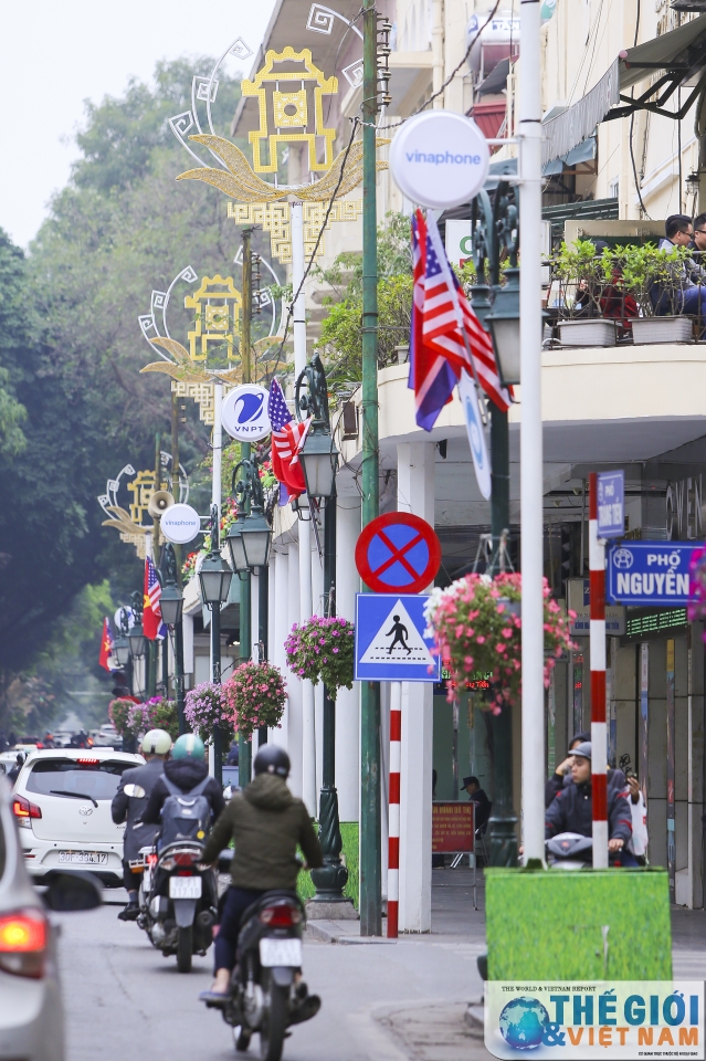 Đường phố Hà Nội là những nơi đông vui, sôi động, đầy màu sắc và truyền thống văn hóa. Bạn sẽ được chiêm ngưỡng những phố phường đẹp nhất, tản bộ trên đường phố và thưởng thức những món ăn đặc trưng của Hà Nội.