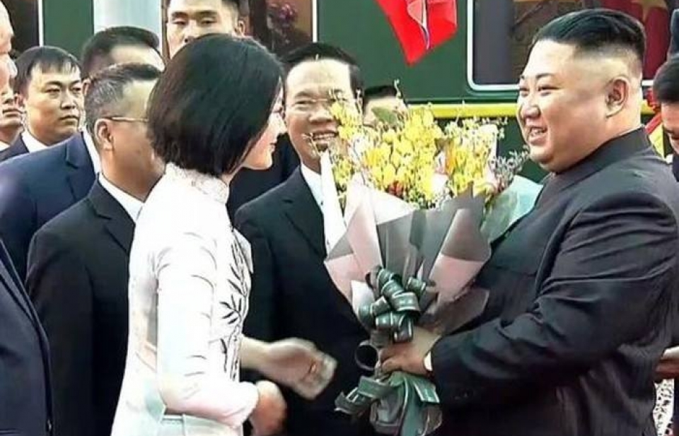 Cô gái tặng hoa Chủ tịch Kim Jong-un là ai?