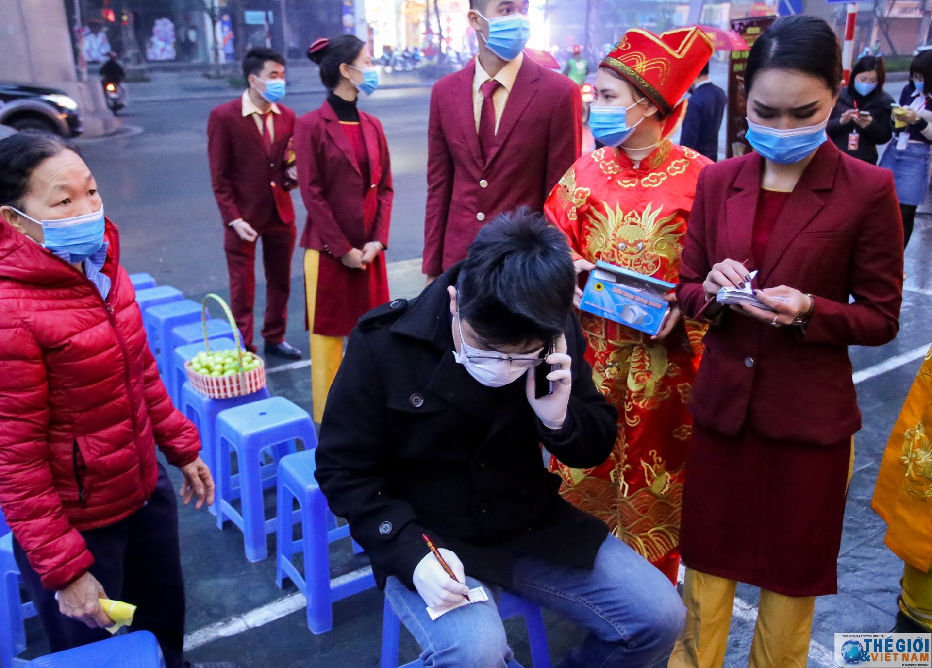 ngay via than tai nguoi dan ha noi deo khau trang mua vang do lo so virus corona