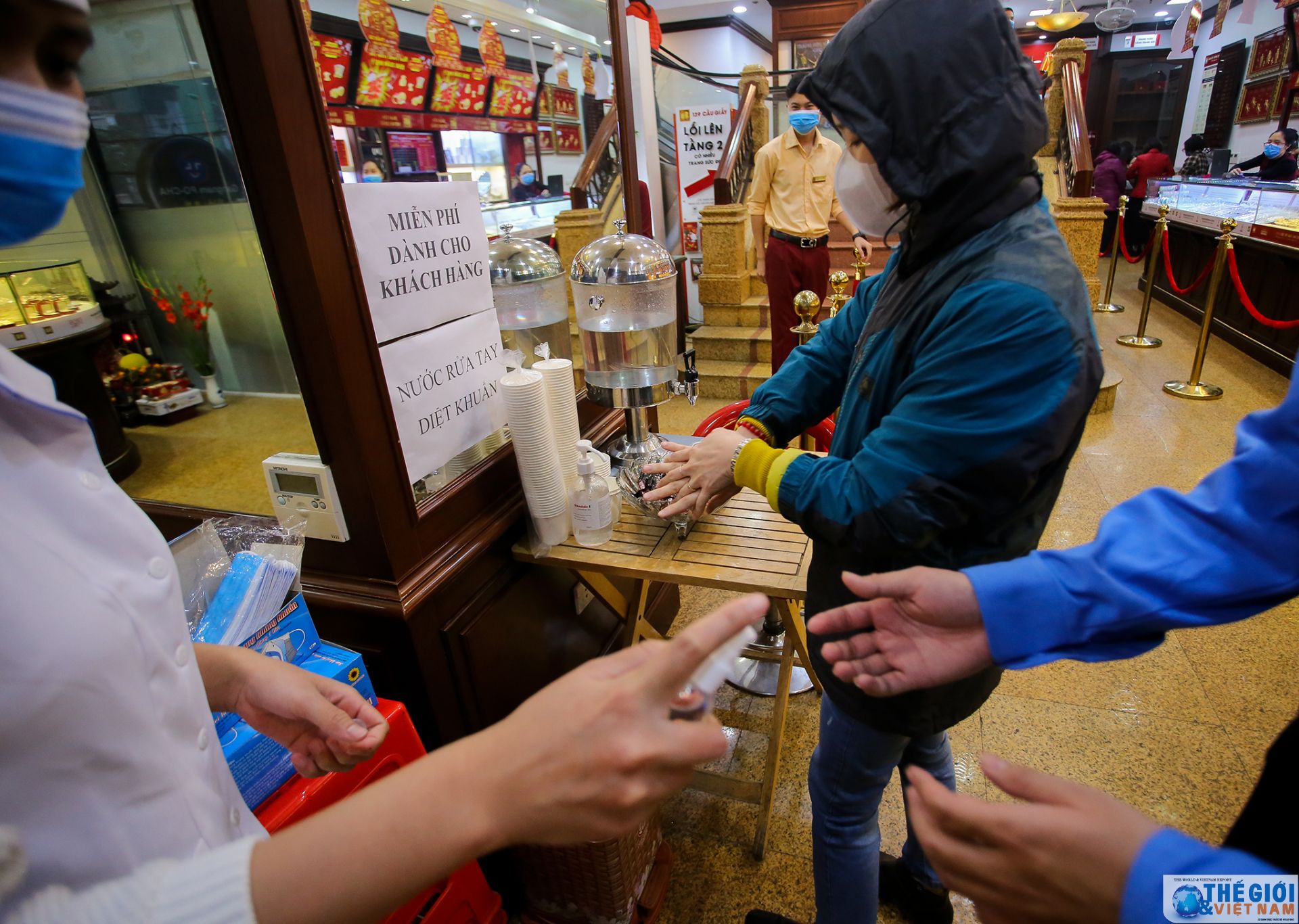 ngay via than tai nguoi dan ha noi deo khau trang mua vang do lo so virus corona