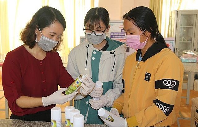 Phòng dịch Covid-19, hai nữ sinh lớp 11 chế dung dịch sát khuẩn từ loài cây mọc dại