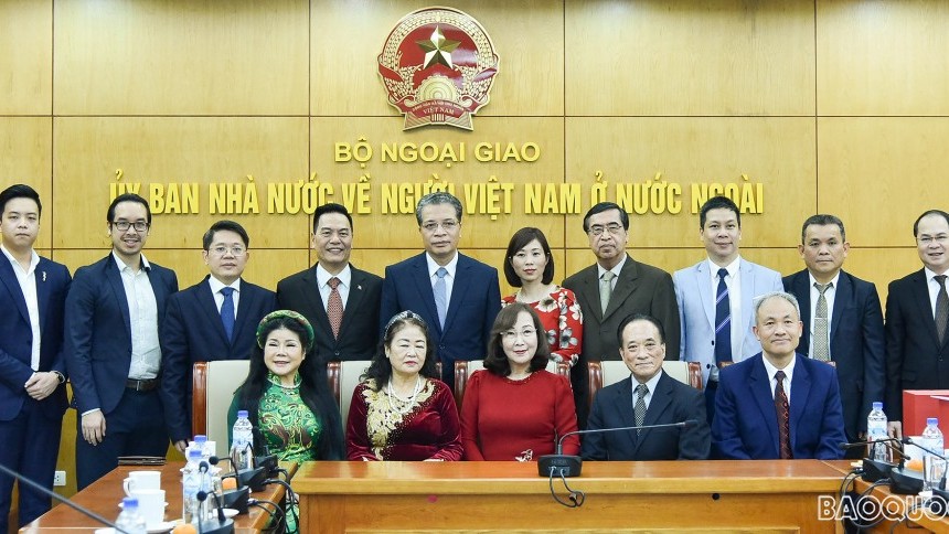 Lãnh đạo Bộ Ngoại giao trao thư và quà của Thủ tướng Nguyễn Xuân Phúc tới các kiều bào tiêu biểu