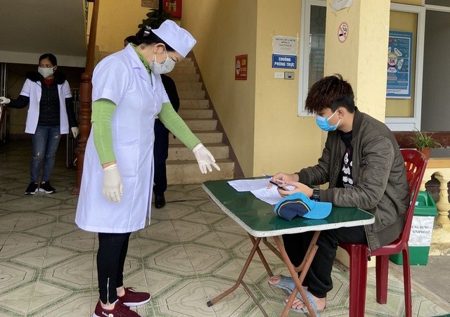 Các công dân từ nhiều nơi về Hà Tĩnh đều thực hiện khai báo y tế.