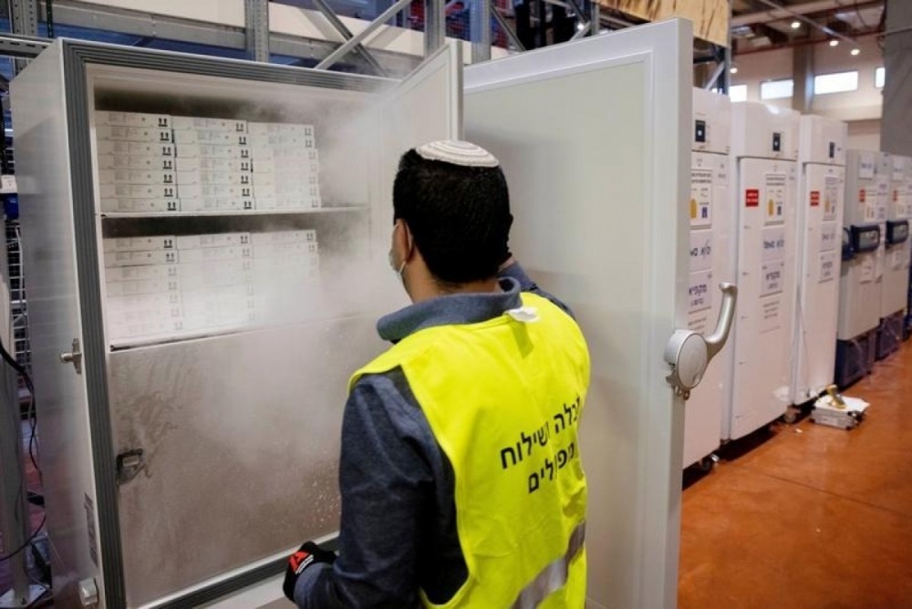 Nhân viên mở tủ chứa vaccine Pfizer/BioNTech tại Israel hồi tháng 1. Ảnh: Reuters