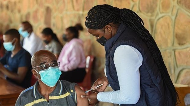 cac nuoc ngheo se duoc tiep can vaccine de phuc hoi kinh te