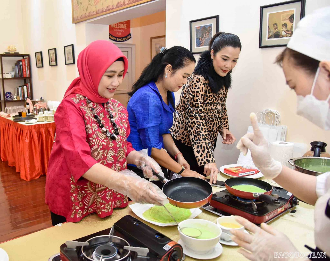 Nhóm AWCH trổ tài làm món ăn truyền thống của Singapore