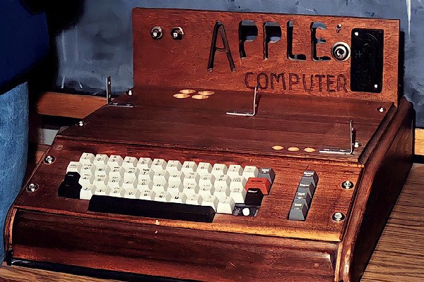 Chiếc máy tính đầu tiên của Apple trông như thế nào?. (Nguồn: Gizmodo)