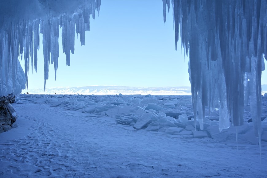 Vẻ đẹp trong suốt của hồ Baikal - hồ nước bị đóng băng hoàn toàn ở Nga