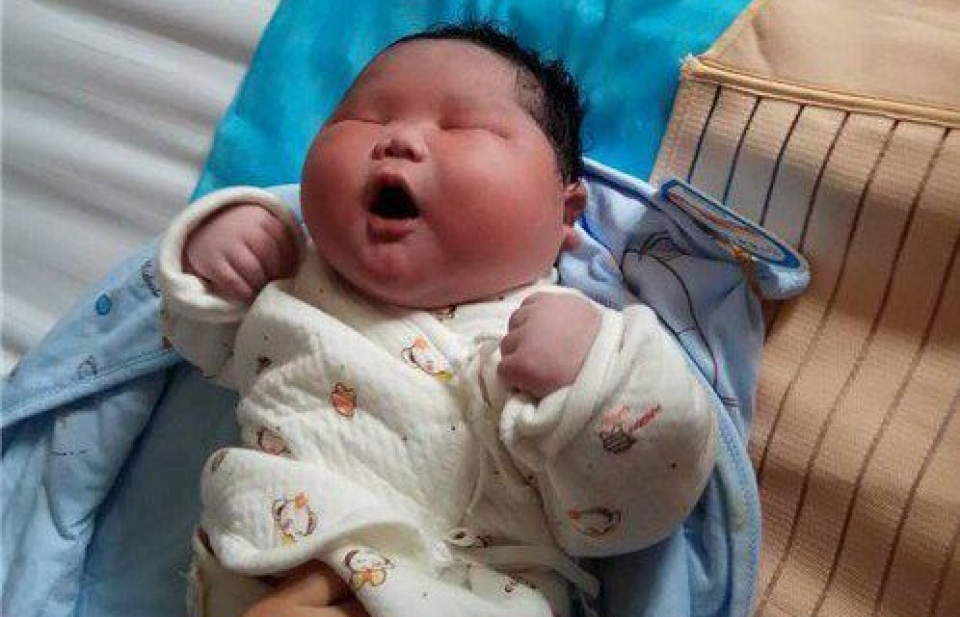 Trung Quốc: Bé sơ sinh nặng 6,7 kg chào đời