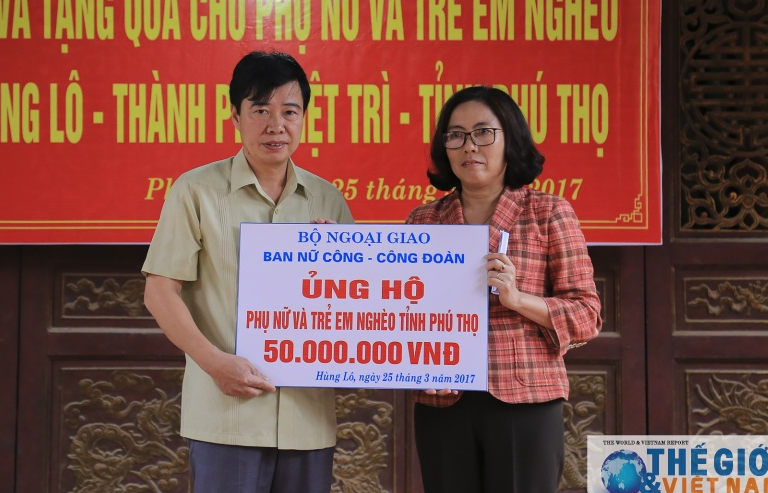 Đoàn Nữ công Bộ Ngoại giao dâng hương lên Vua Hùng, làm từ thiện ở Việt Trì