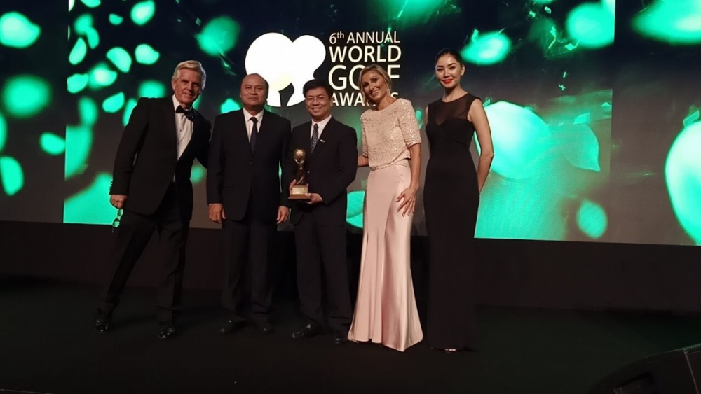 Ông Đinh Ngọc Đức (giữa) - Vụ trưởng Vụ Thị trường du lịch (Tổng cục Du lịch) nhận giải WGA năm 2019.