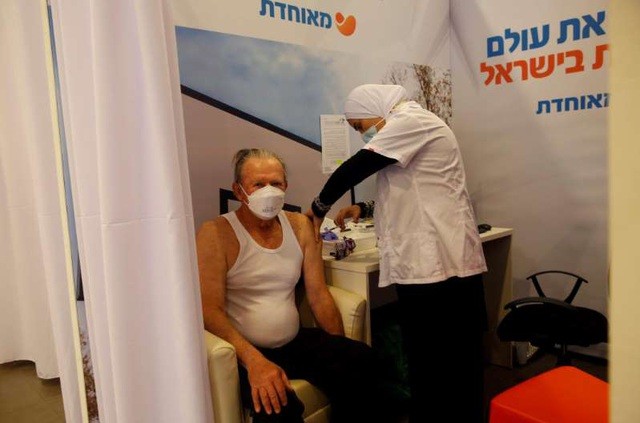 Một người đàn ông được tiêm vắc xin Covid-19 tại một cơ sở y tế ở Rehovot, Israel, ngày 14/1/2021.