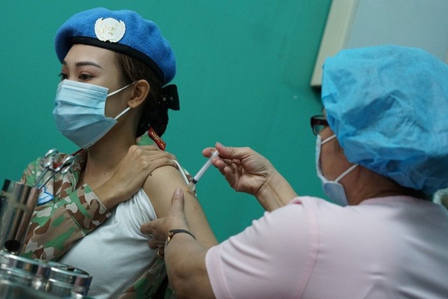Bác sĩ "mũ nồi xanh" gìn giữ hòa bình bệnh viện dã chiến được tiêm vắc xin