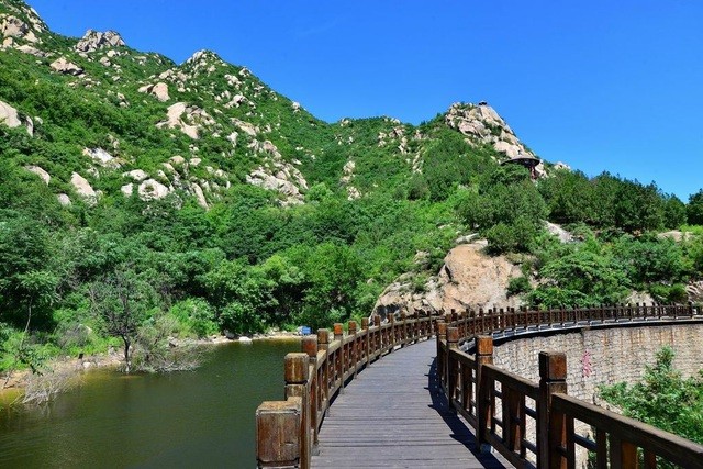 Công viên tự nhiên Fenghuangling là nơi có phong cảnh thiên nhiên đẹp thu hút nhiều du khách.