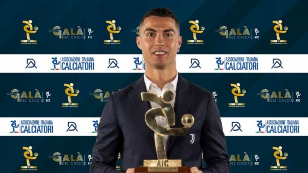 Ronaldo nhận danh hiệu cầu thủ xuất sắc nhất Serie A năm 2020. (Ảnh: Serie A).