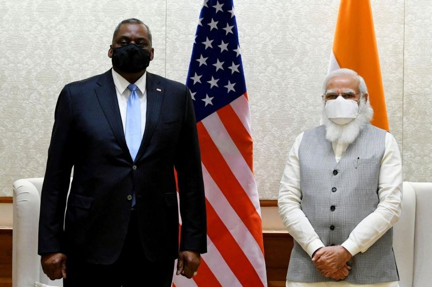 Bộ trưởng Quốc phòng Mỹ Lloyd Austin (trái) với Thủ tướng Ấn Độ Narendra Modi, trước cuộc gặp của họ ở New Delhi. ẢNH: AFP PHOTO / THÔNG TIN BÁO CHÍ ẤN ĐỘ BUREAU (PIB)