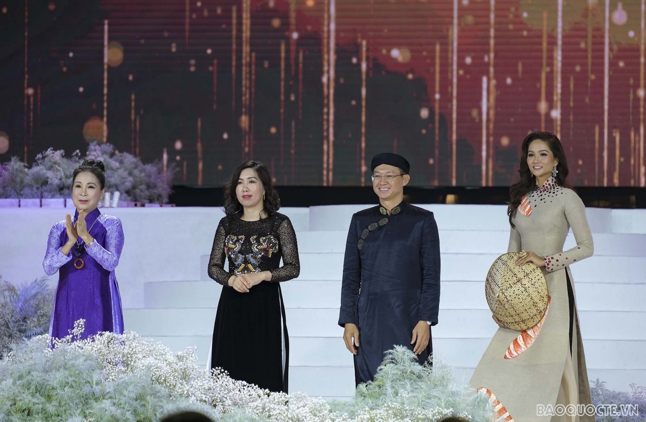 Chiêm ngưỡng gần 600 tà áo dài trong đêm khai mạc Lễ hội áo dài TP. Hồ Chí Minh 2022
