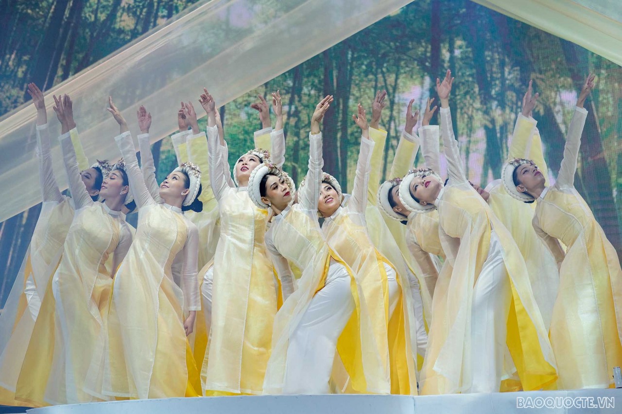 Chiêm ngưỡng hơn 600 tà áo dài trong đêm khai mạc Lễ hội áo dài TP. Hồ Chí Minh 2022