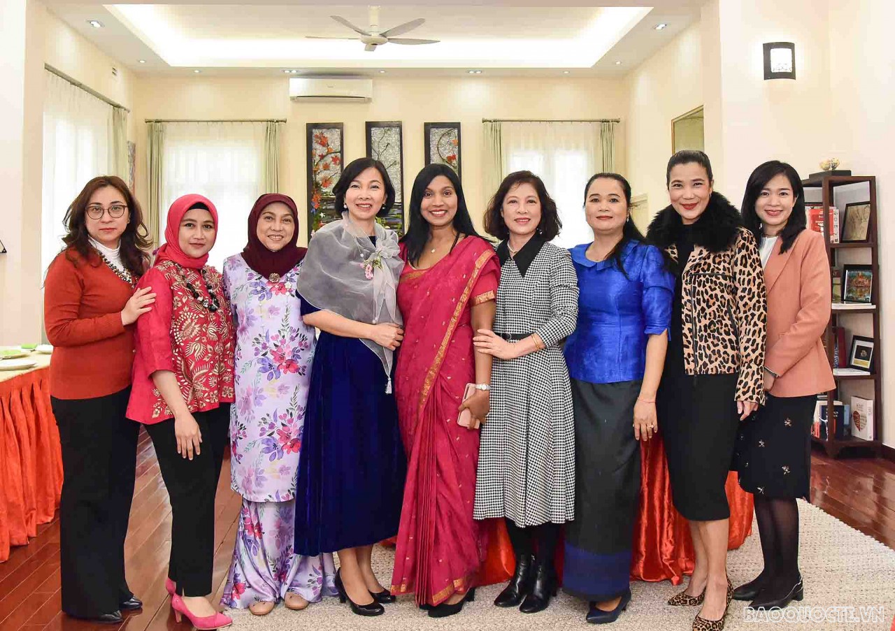 Thành viên Nhóm AWCH tham dự tiệc trà và trổ tài làm món ăn Singapore tại nhà riêng Phu nhân Đại sứ Singapore do bà  Ms Sujatha Ramachandra - Phu nhân Đại sứ Singapore (đứng giữa) chủ trì.