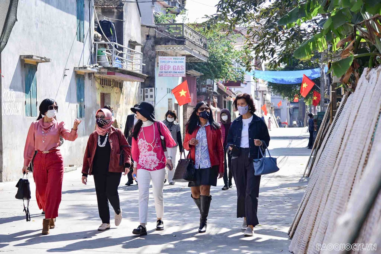 Sujatha Ramachandra (second from right) and AWCH members visit cultural and traditional craft villages in Bac Giang where she admired at the making of the dry thin rice papers.