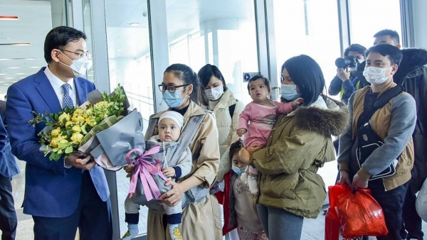 First repatriation flight from Ukraine lands in Ha Noi