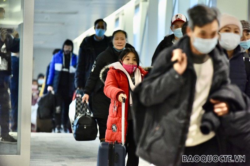 300 Vietnamese on the second repatriation flight landed home from Poland