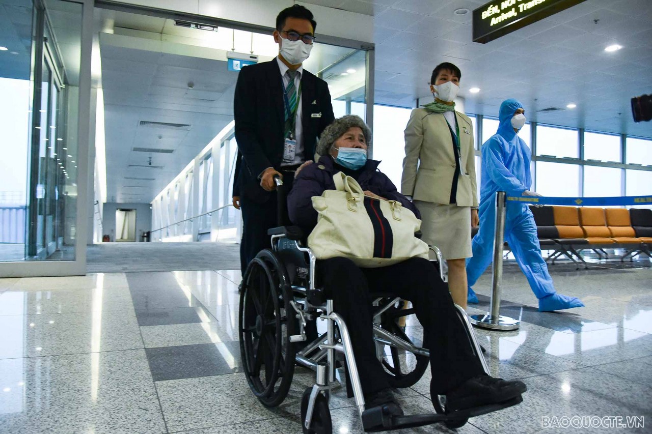 Là hành khách đặc biệt nhất trên chuyến bay, bà Nguyễn Thị Kim Vân (74 tuổi, Hà Nội) đã sông ở Kyiv, Ukraine 18 năm, vừa trải qua cuộc phẫu thuật nên bà phải di chuyển bằng xe lăn. 