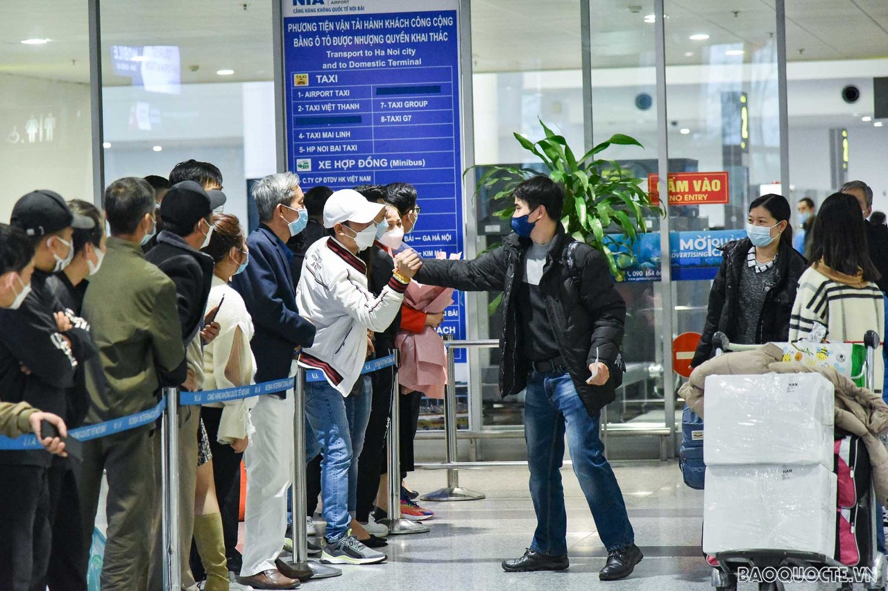 The touching reunion moments of Vietnamese in Ukraine returning from Poland