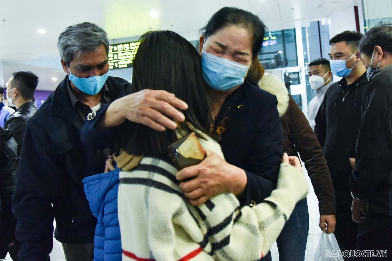The touching reunion moment at airport of Vietnamese in Ukraine returning from Poland The touching reunion moments of Vietnamese in Ukraine returning from Poland