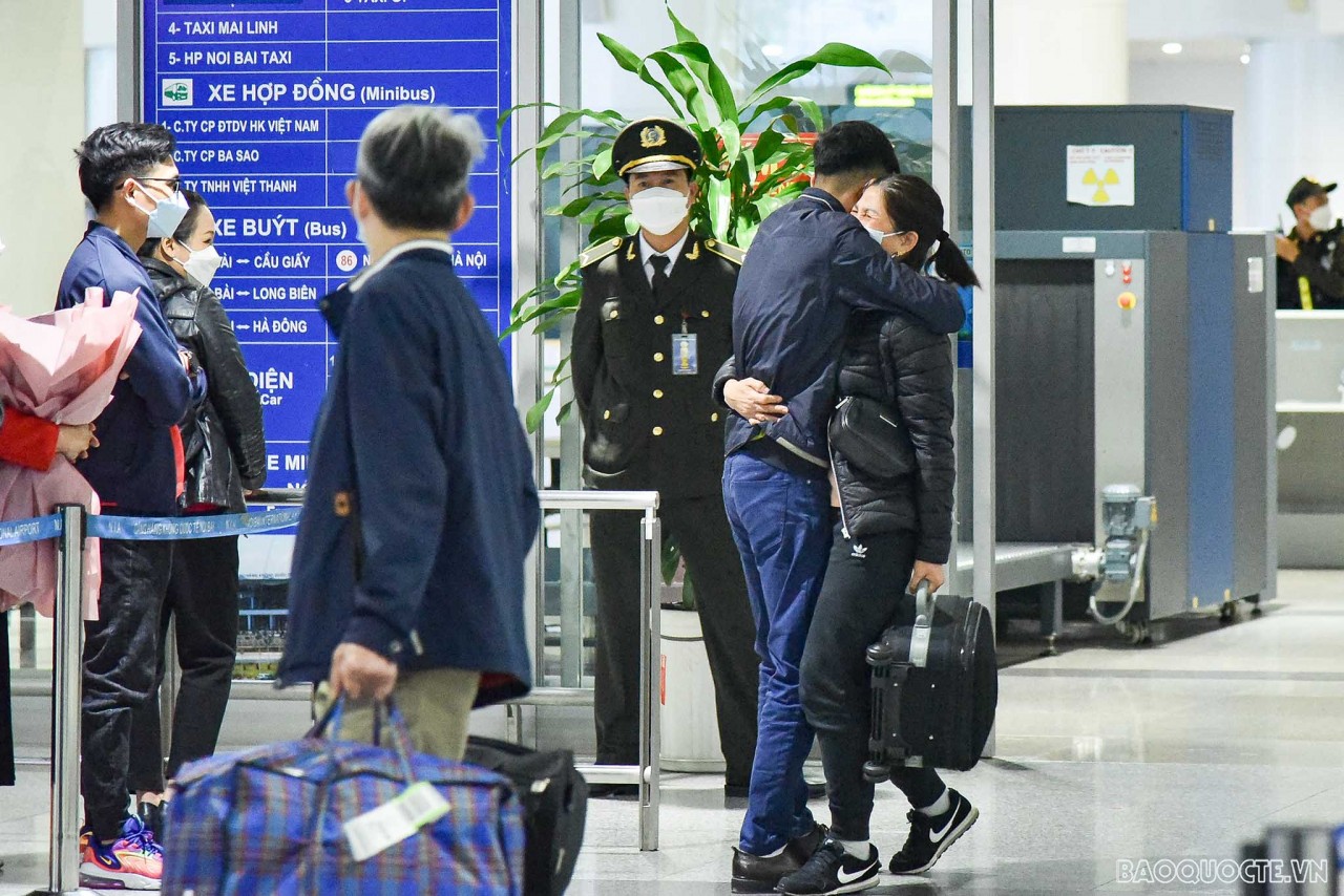 The touching reunion moment at airport of Vietnamese in Ukraine returning from Poland The touching reunion moments of Vietnamese in Ukraine returning from Poland