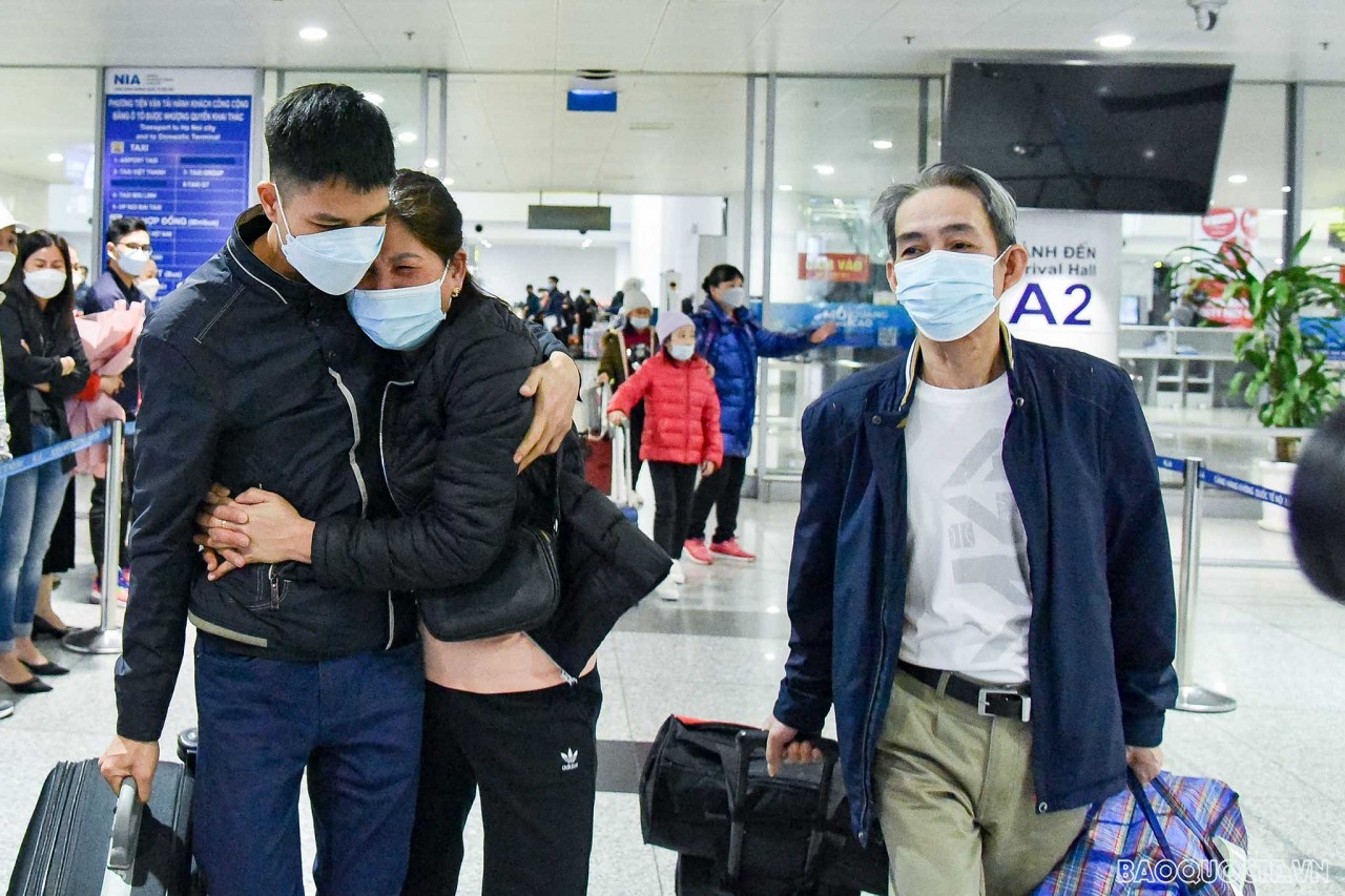 The touching reunion moment at airport of Vietnamese in Ukraine returning from Poland The touching reunion moments of Vietnamese in Ukraine returning from Poland