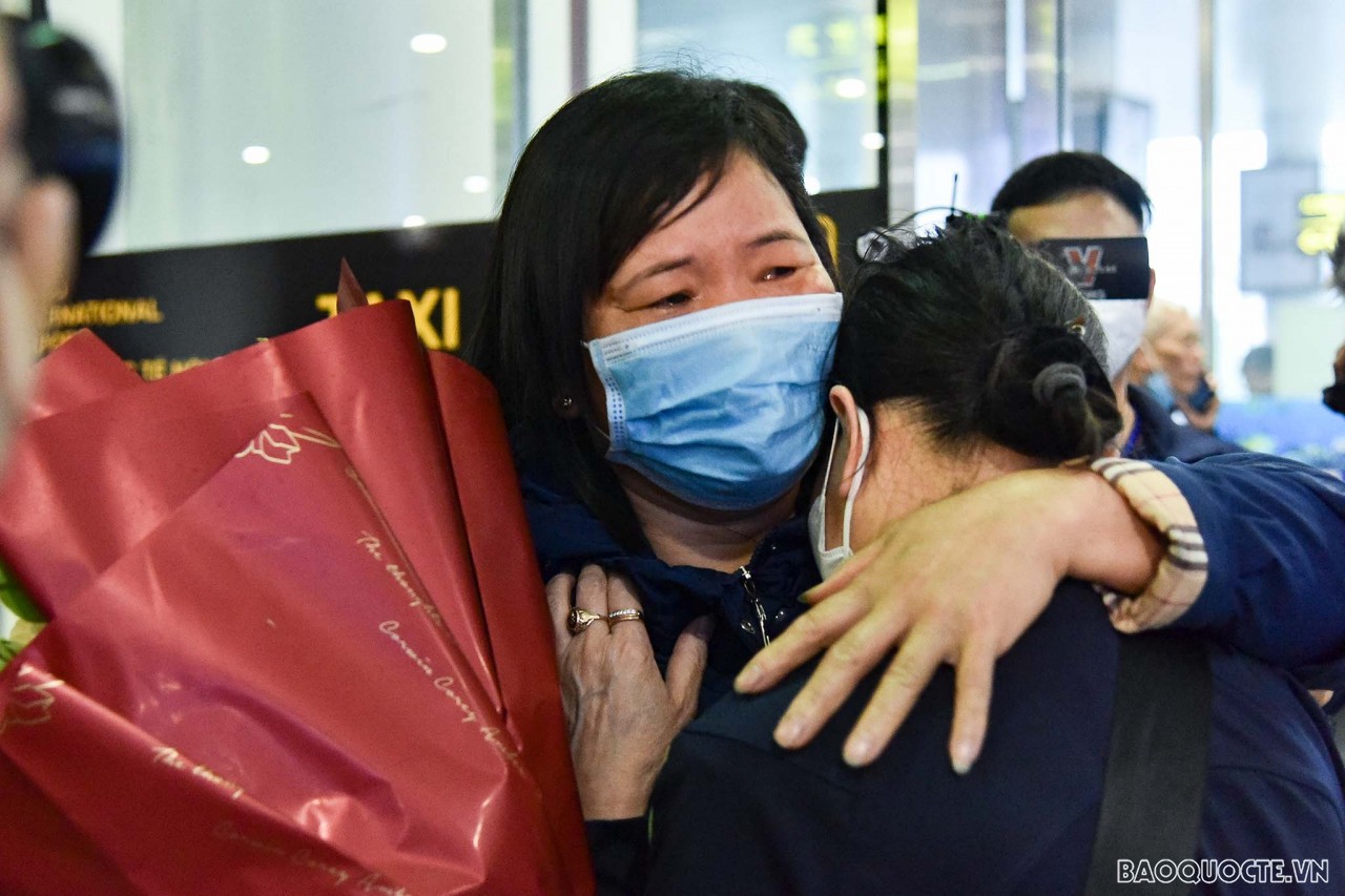 The touching reunion moment at airport of Vietnamese in Ukraine returning from Poland The touching reunion moments of Vietnamese in Ukraine returning from Poland