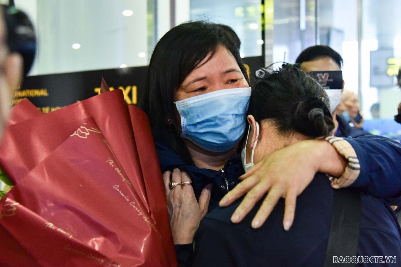 The touching reunion moments of Vietnamese in Ukraine returning from Poland