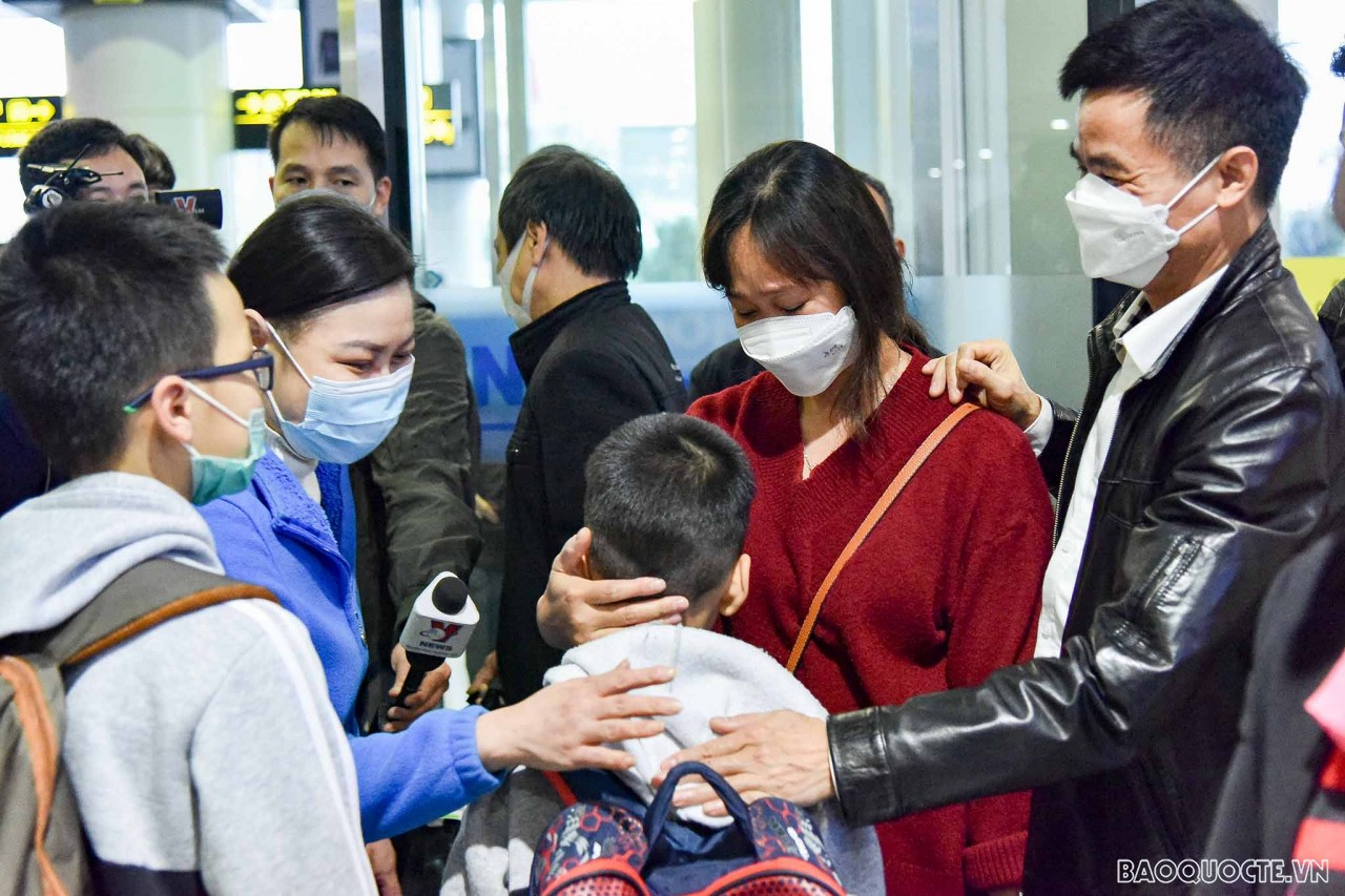 The touching reunion moment at airport of Vietnamese in Ukraine returning from Poland The touching reunion moments of Vietnamese in Ukraine returning from Poland