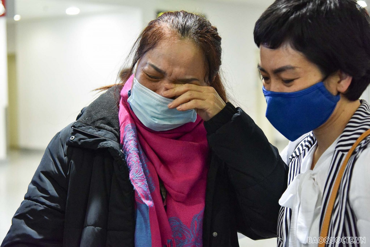 The touching reunion moment at airport of Vietnamese in Ukraine returning from Poland The touching reunion moments of Vietnamese in Ukraine returning from Poland