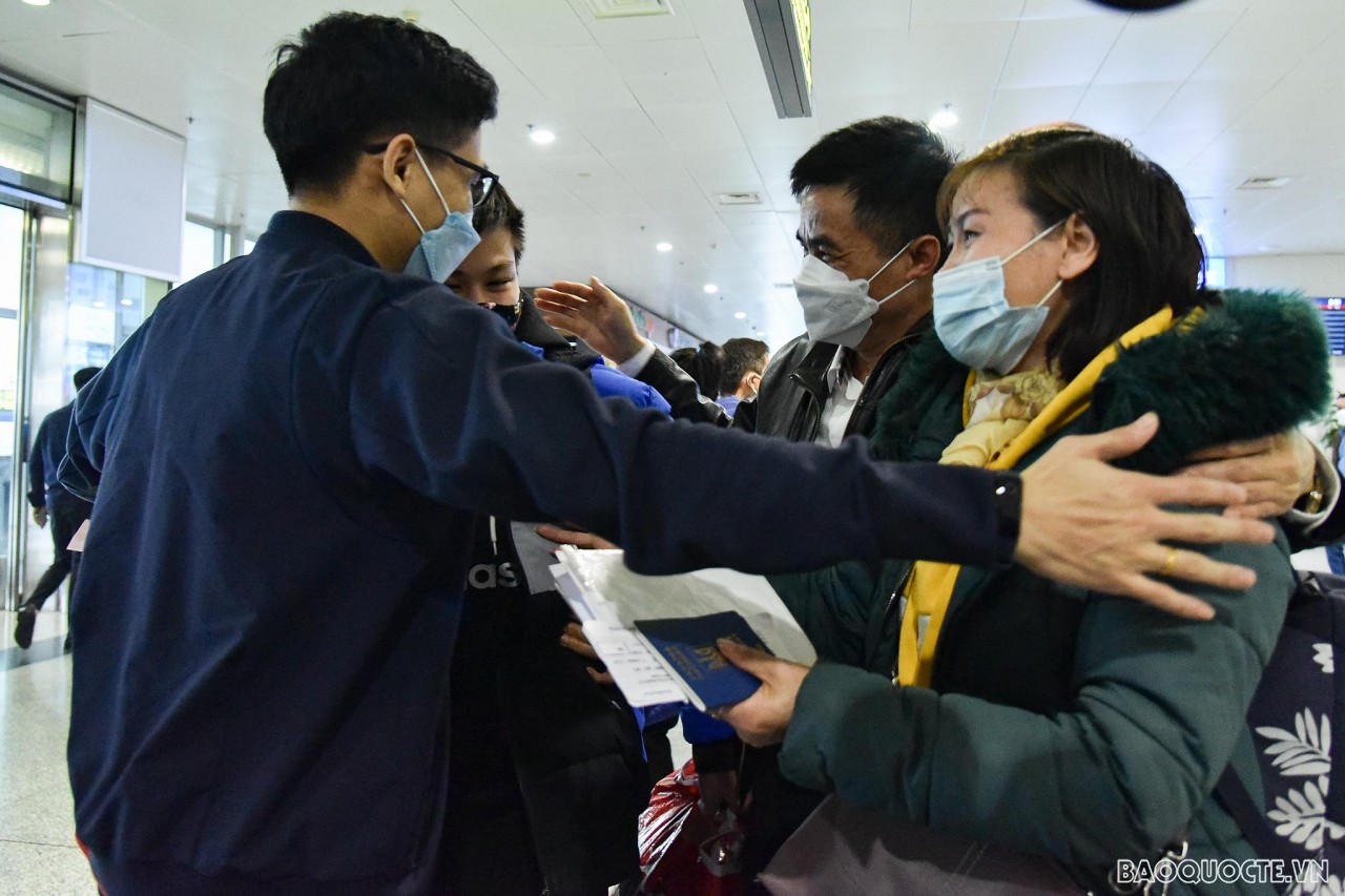 The touching reunion moments of Vietnamese in Ukraine returning from Poland