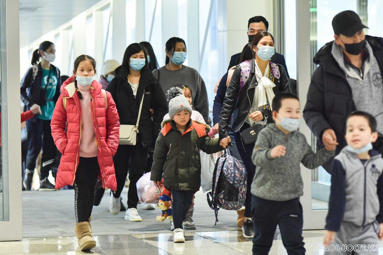 The touching reunion moments of Vietnamese in Ukraine returning from Poland