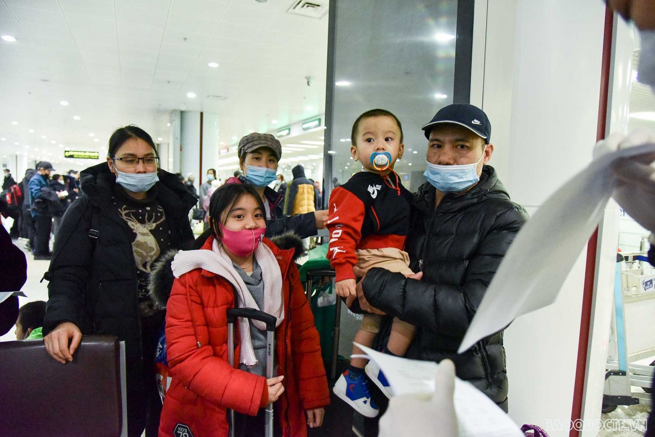 The touching reunion moment at airport of Vietnamese in Ukraine returning from Poland The touching reunion moments of Vietnamese in Ukraine returning from Poland