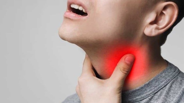 Làm sao để giảm đau họng khi mắc Covid-19