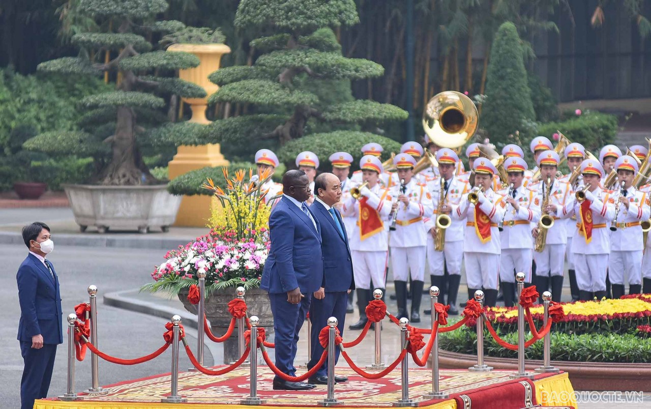 Welcome ceremony for Sierra Leone President in Ha Noi