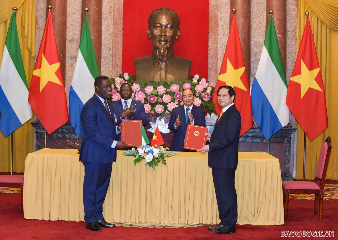 Welcome ceremony for Sierra Leone President in Ha Noi