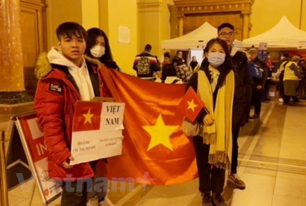 Nhóm sinh viên tình nguyện Việt Nam tại nhà ga ở Budapest. (Ảnh: Thanh Thủy/Vietnam+)