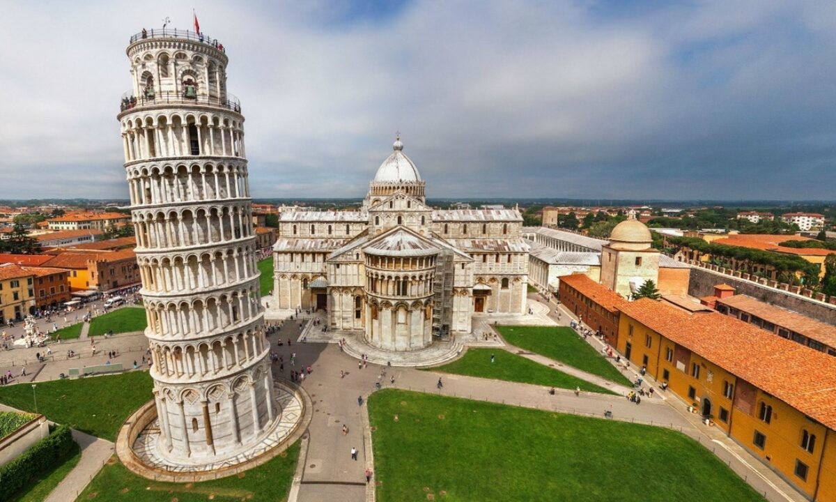 'Choáng váng' khi vào nhà thờ quái dị nghiêng hơn cả tháp Pisa ở 'làng ma' kỳ lạ nhất thế giới
