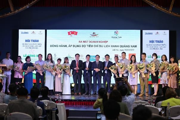 Các doanh nghiệp, cơ sở hoạt động du lịch cam kết thực hiện bộ tiêu chí du lịch xanh - Ảnh: VGP/Lưu Hương