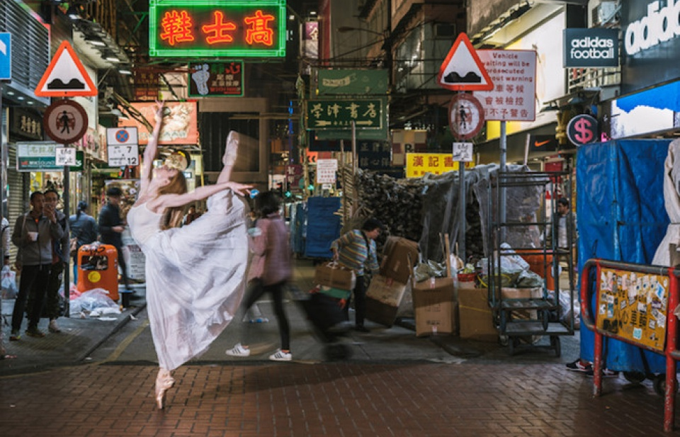 Ngắm những vũ điệu ballet đẹp mê hoặc trên đường phố Hong Kong