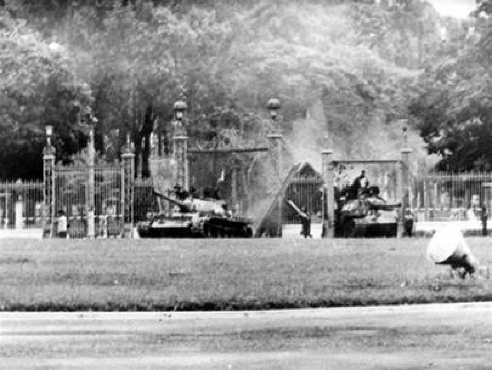 Xe tăng: Hãy xem bức ảnh đầy cảm xúc của những chiếc xe tăng huyền thoại trong lịch sử đánh dấu sự tiến bộ và sức mạnh của quân đội Việt Nam. Hãy trải nghiệm cảm giác mạnh mẽ khi nhìn thấy những chiếc xe tăng đầy sức mạnh cùng đội ngũ lính chiến đấu.