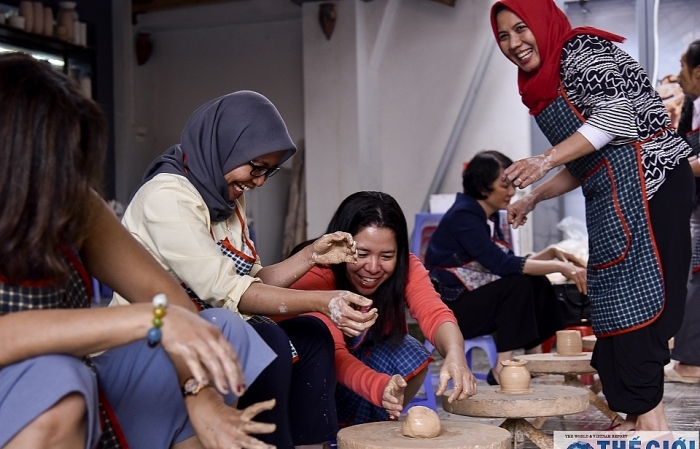Nhóm AWCH trải nghiệm “là nghệ nhân" làng gốm Bát Tràng