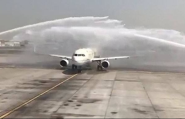 Xịt vòi rồng chào mừng, sân bay Dubai vô tình làm hỏng máy bay Saudi Arabia